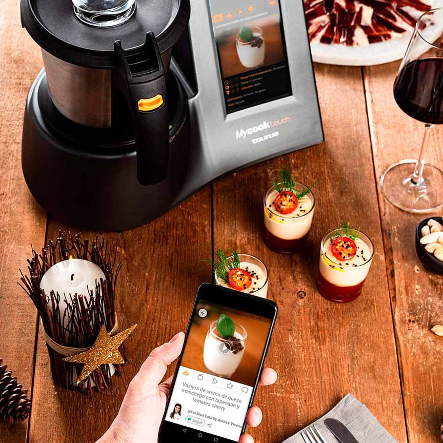 Teléfono móvil interactuando con robot de cocina Taurus